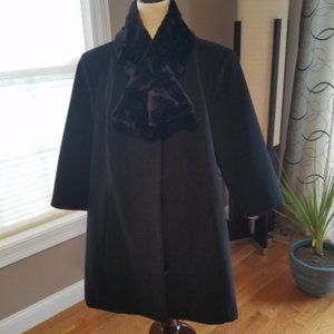 Susan Graver, Women’s size 2X winter dress coat. Detachable Faux Fur Collar.